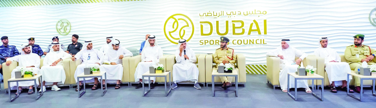 "سعيد حارب متحدثاً في الملتقى بحضور عبدالله الغيثي وعدد من المسؤولين| البيان"