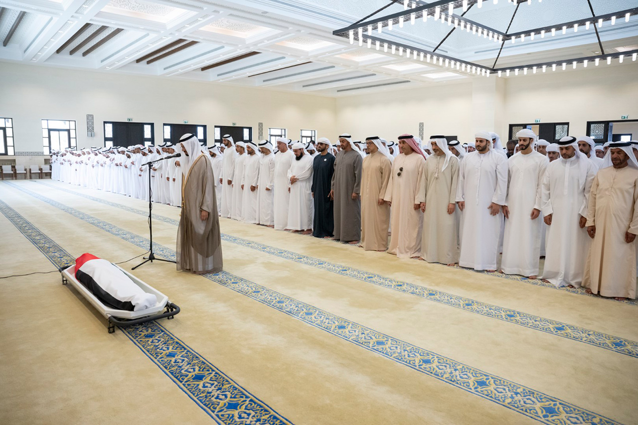 رئيس الدولة والشيوخ يؤدون صلاة الجنازة على روح سعيد بن زايد