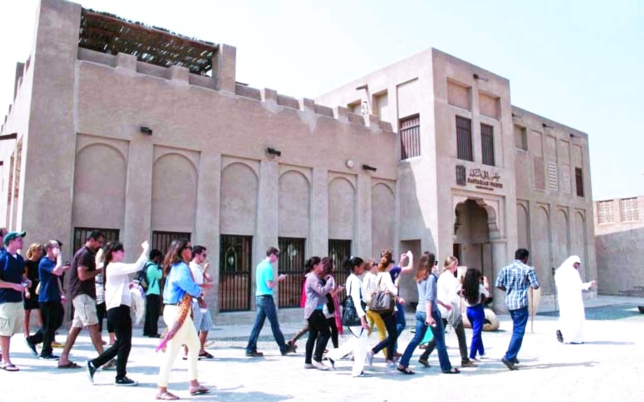 "المرشد السياحي يعرّف الزوار بالمناطق التراثية والعادات الإماراتية | أرشيفية"
