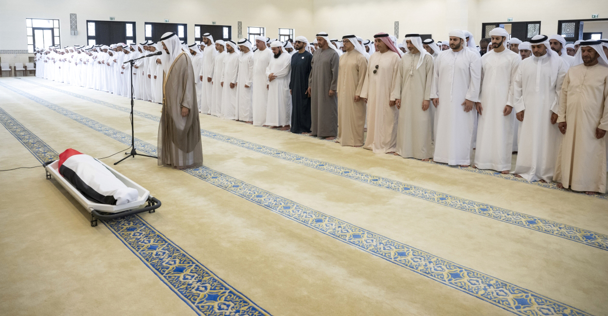 رئيس الدولة والشيوخ يؤدون صلاة الجنازة على جثمان سعيد بن زايد