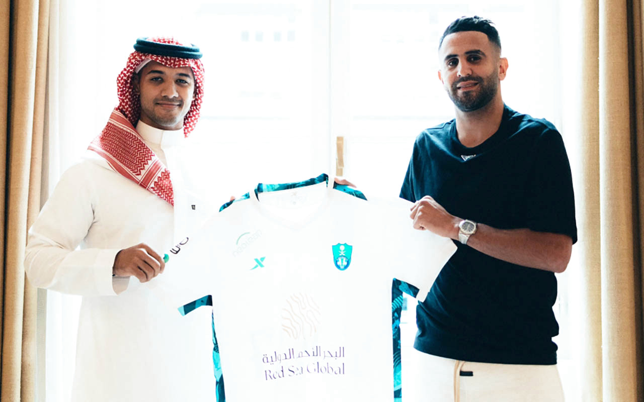 "رياض محرز يحمل قميص الأهلي السعودي"