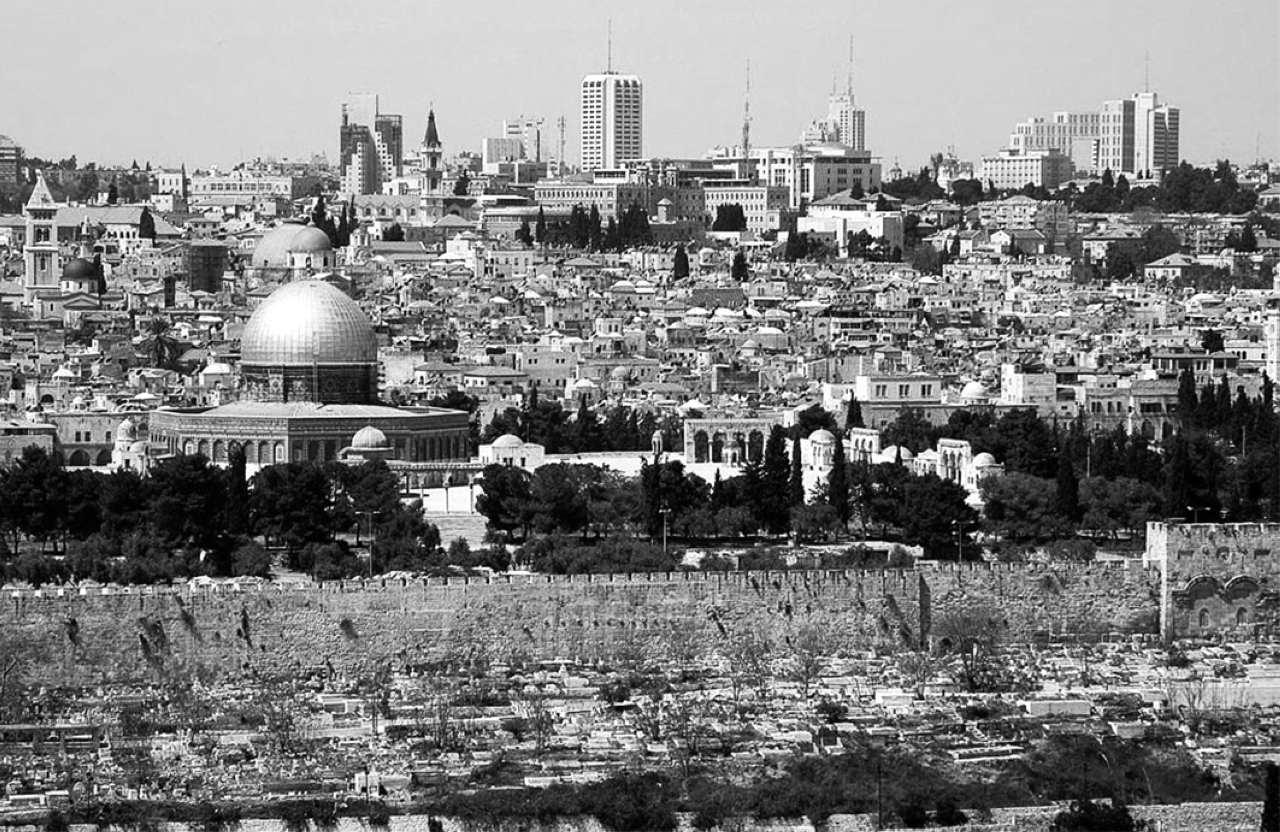 "1980 «الكنيست» يصادق على قانون يعتبر القدس بشطريها الغربي والشرقي عاصمة إسرائيل الأبدية."