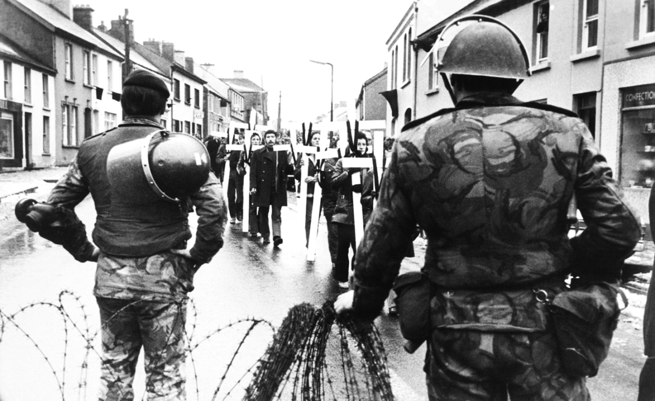 "1972 الجيش البريطاني يستعيد المناطق المحظورة في أيرلندا الشمالية، في عملية موتورمان العسكرية."