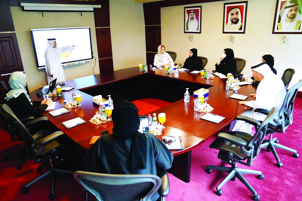 جمارك دبي تُطلع بلدية العين على تجربتها في مجال التوطين