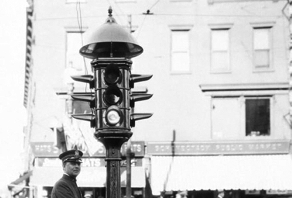 "1914 نصب أول إشارة مرور ضوئية في التاريخ في مدينة كليفلاند الأمريكية."
