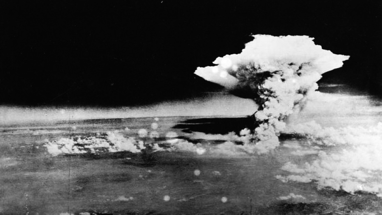 "1945 الجيش الأمريكي يلقي قنبلة ذرية على هيروشيما اليابانية أدت إلى سقوط 80 ألف قتيل."