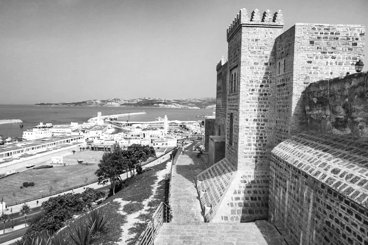 "1926 إسبانيا وإيطاليا تعقدان معاهدة حول ميناء طنجة المغربي، لأهميته ووقوعه على مدخل مضيق جبل طارق."