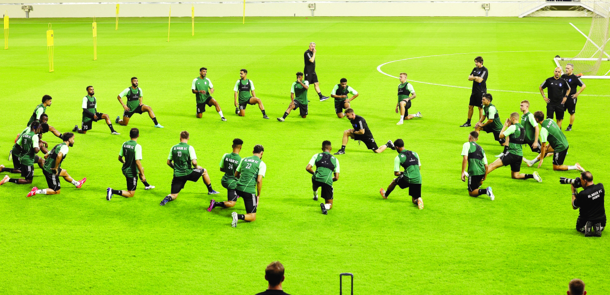 "لاعبو النصر والجهاز الفني خلال التدريبات باستاد آل مكتوم | تصوير: إبراهيم صادق"