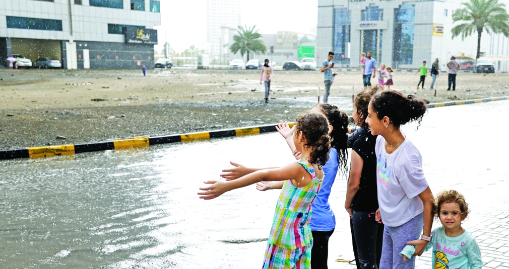 أمطار رعدية غزيرة على مناطق متفرقة بالدولة