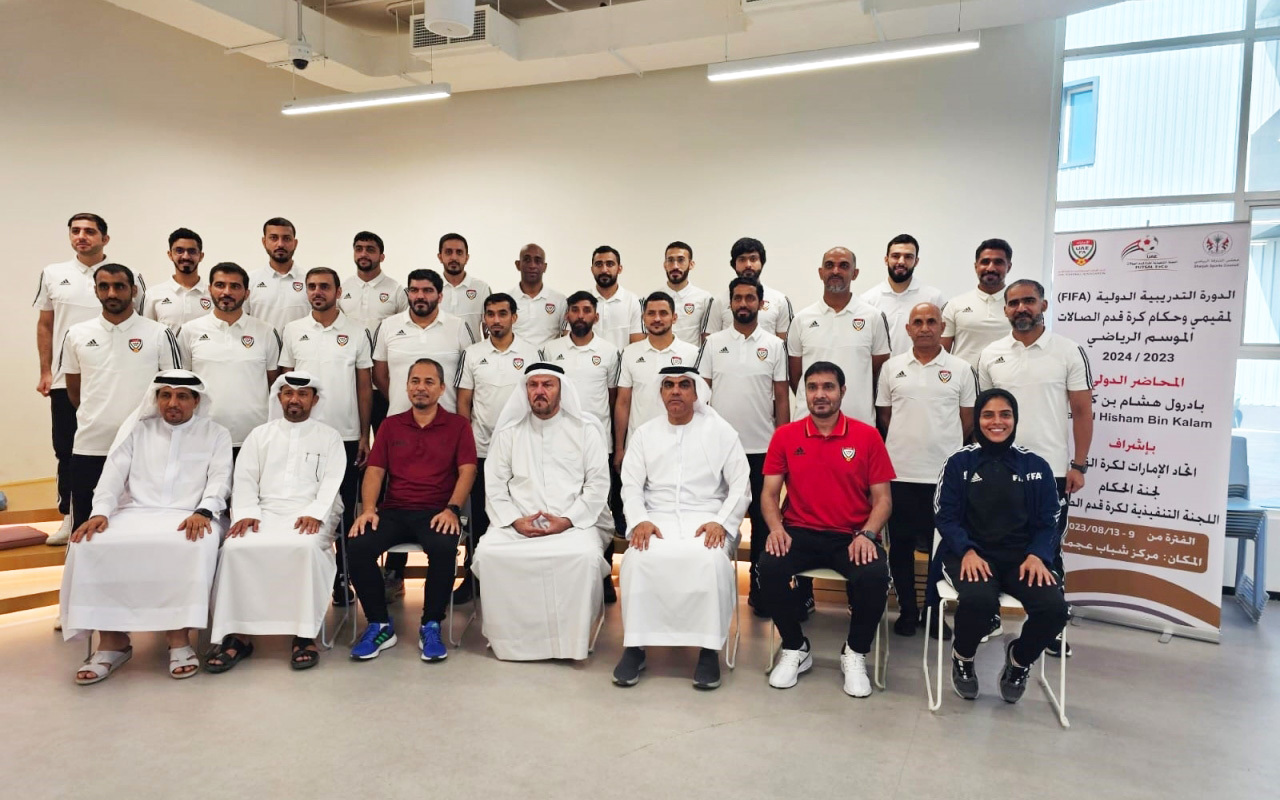 "عبدالملك جاني يتوسط المشاركين في الدورة التدريبية | البيان"