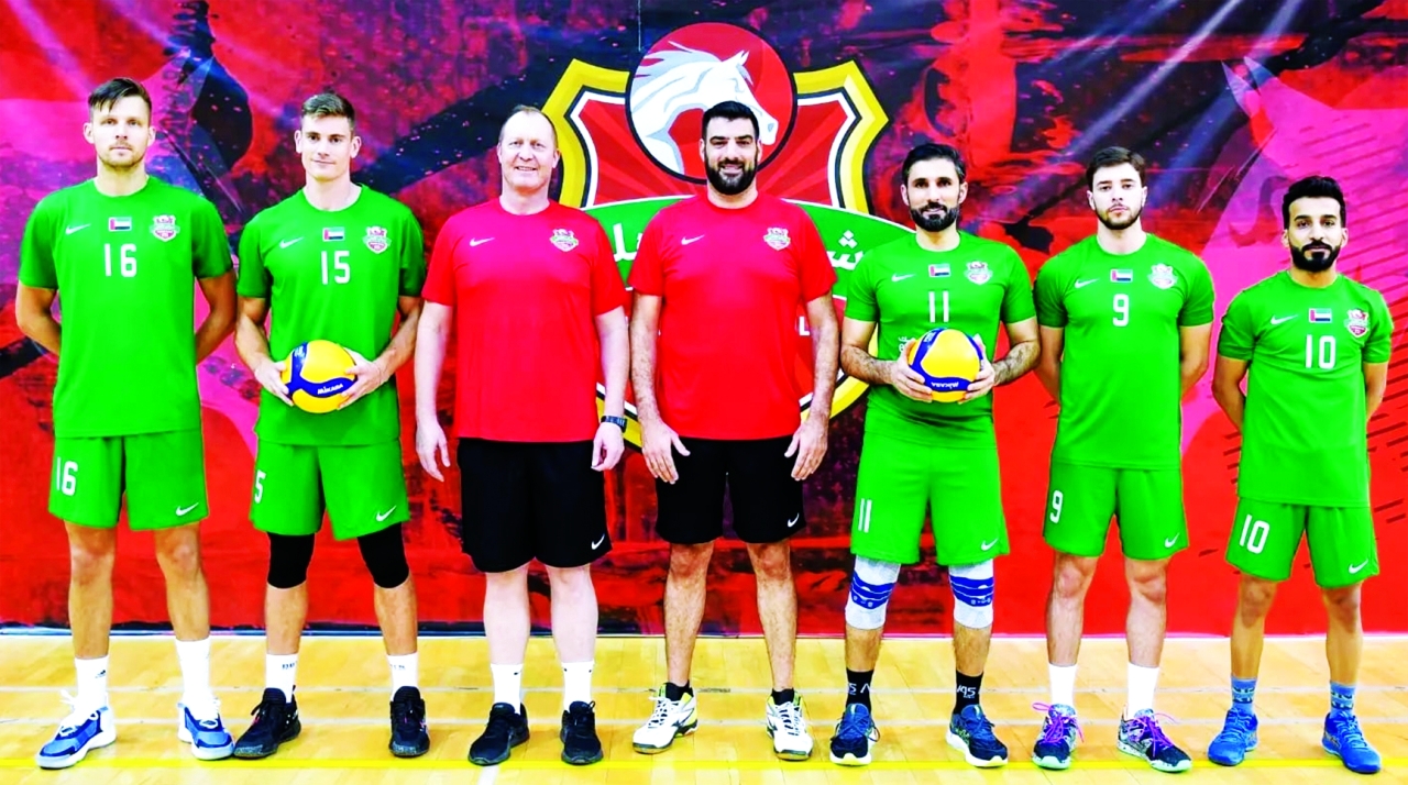 "لاعبو شباب الأهلي والمدرب سيدني بابك | البيان"