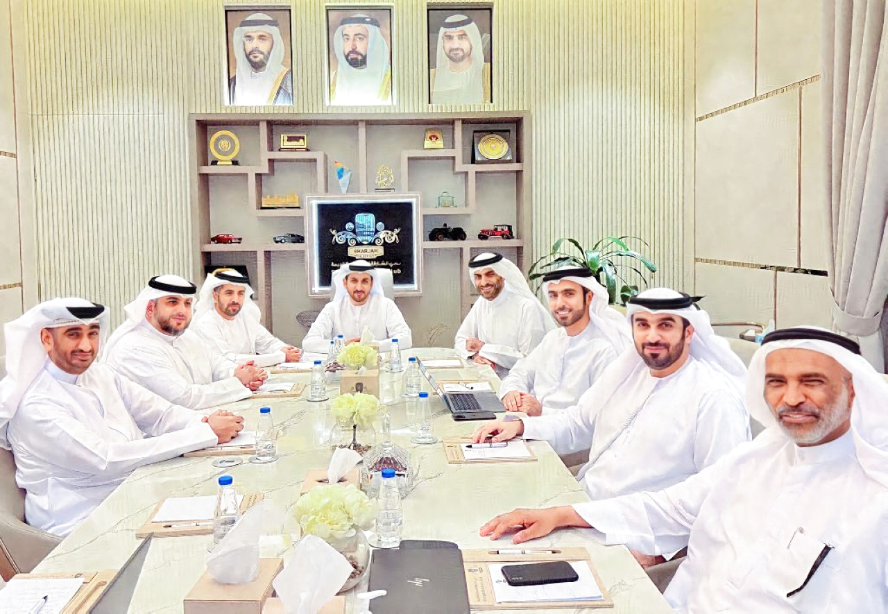"أعضاء مجلس إدارة النادي خلال الاجتماع | وام"