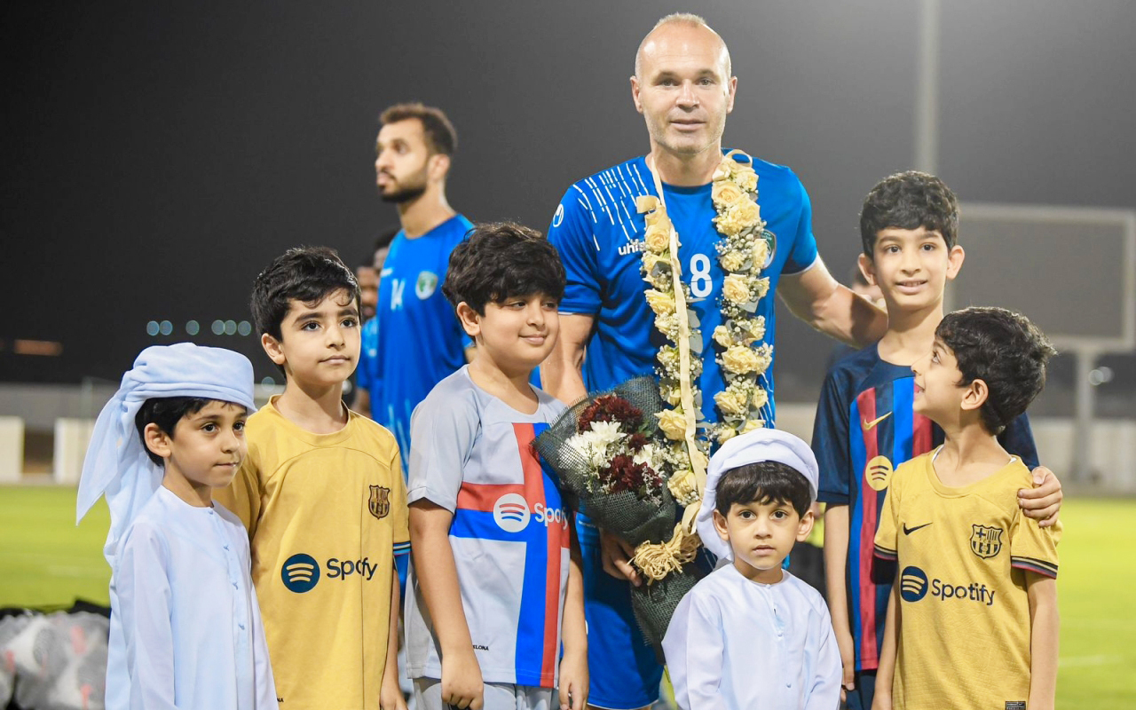 "الأطفال حضروا بكثافة تدريبات الصقور من أجل إنييستا | البيان"