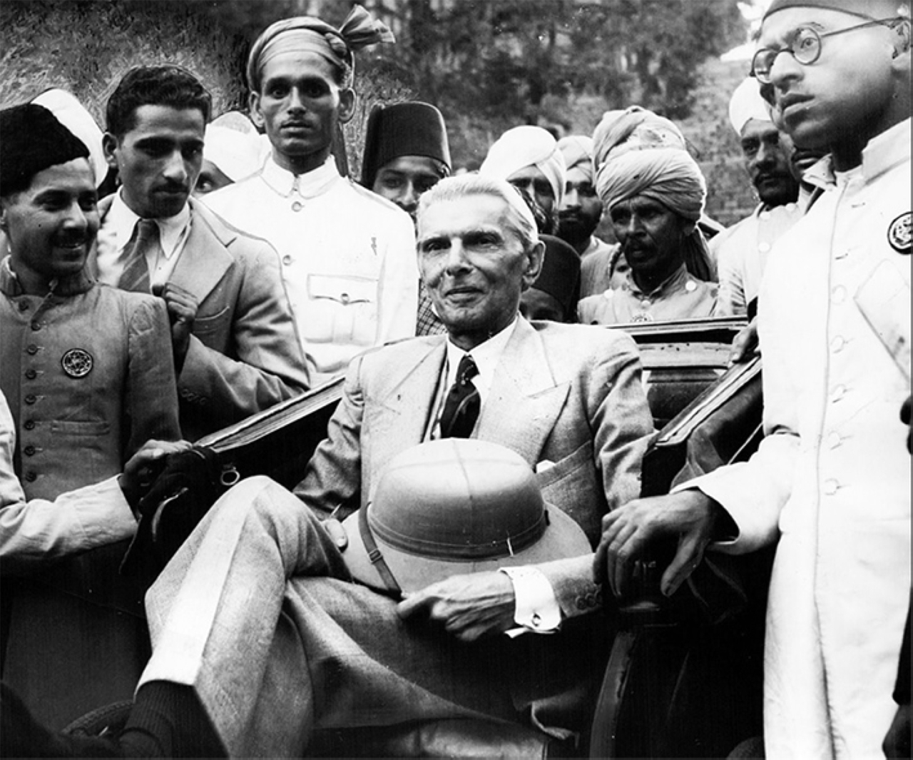 "1947 باكستان تستقل عن الهند بقيادة محمد علي جناح، وتصبح دولة مستقلة من دول رابطة الشعوب البريطانية (الكومنولث)"