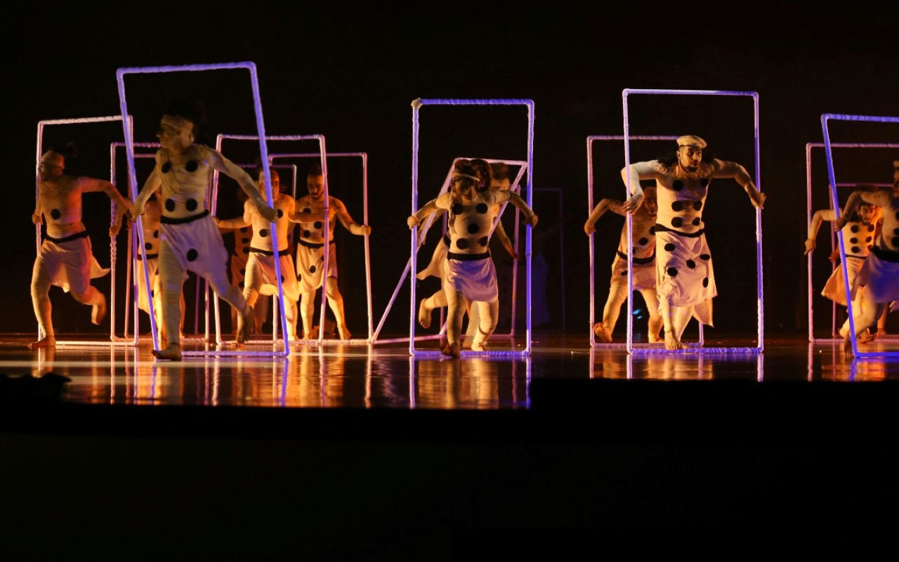 "ورش تدريبية وتفاعلية مبتكرة تقدمها كوكبة من خبراء الفنون الأدائية"