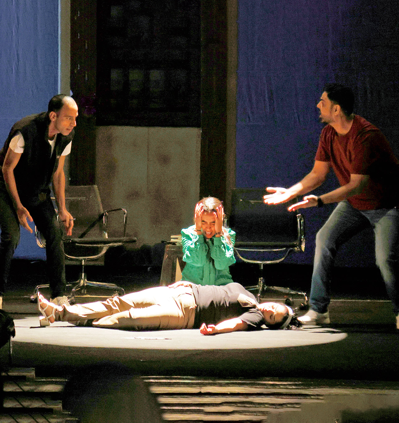 "جانب من مسرحية «حدث سريعاً في المكتبة»"