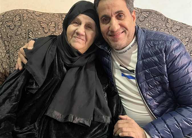 الفنان أحمد شيبة ناعياً والدته: «كسرتيني يا أمي»