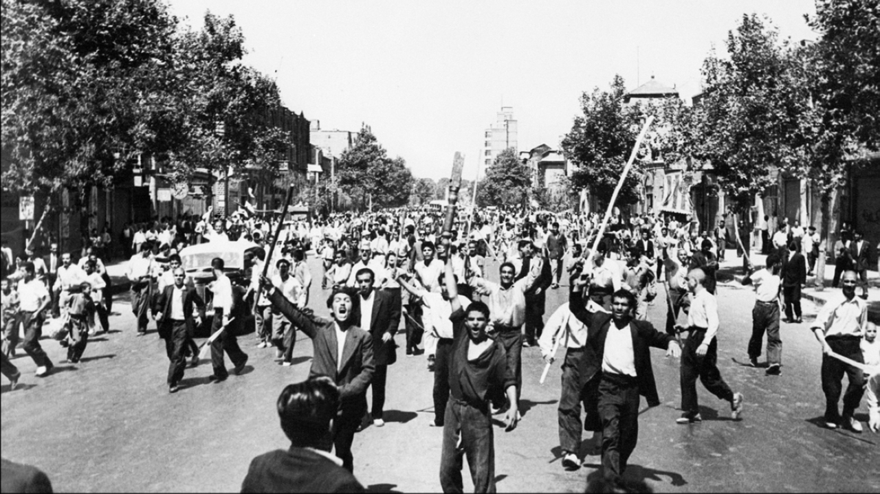 "1953 انقلاب استمر 3 أيام في إيران، قاده رئيس الوزراء محمد مصدق، أدى إلى فرار الشاه إلى بغداد."