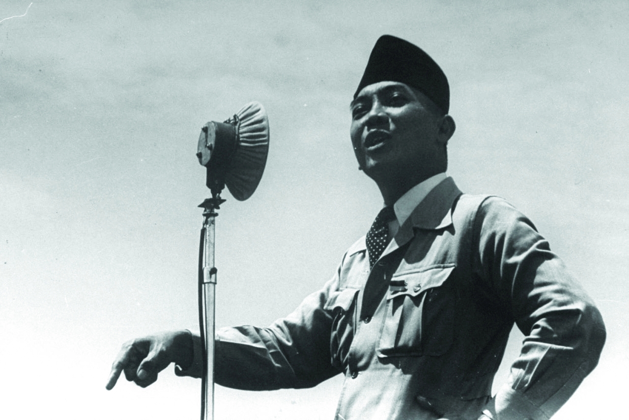 "1945 إعلان استقلال إندونيسيا عن الاحتلال الياباني، لكن الاستقلال الفعلي لم يتحقق إلا سنة 1949."