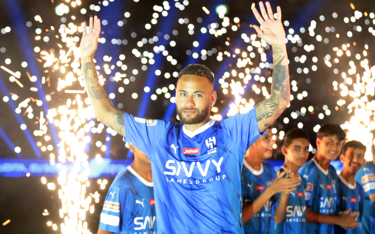 "نيمار محيياً جماهير الهلال خلال تقديمه | رويترز"