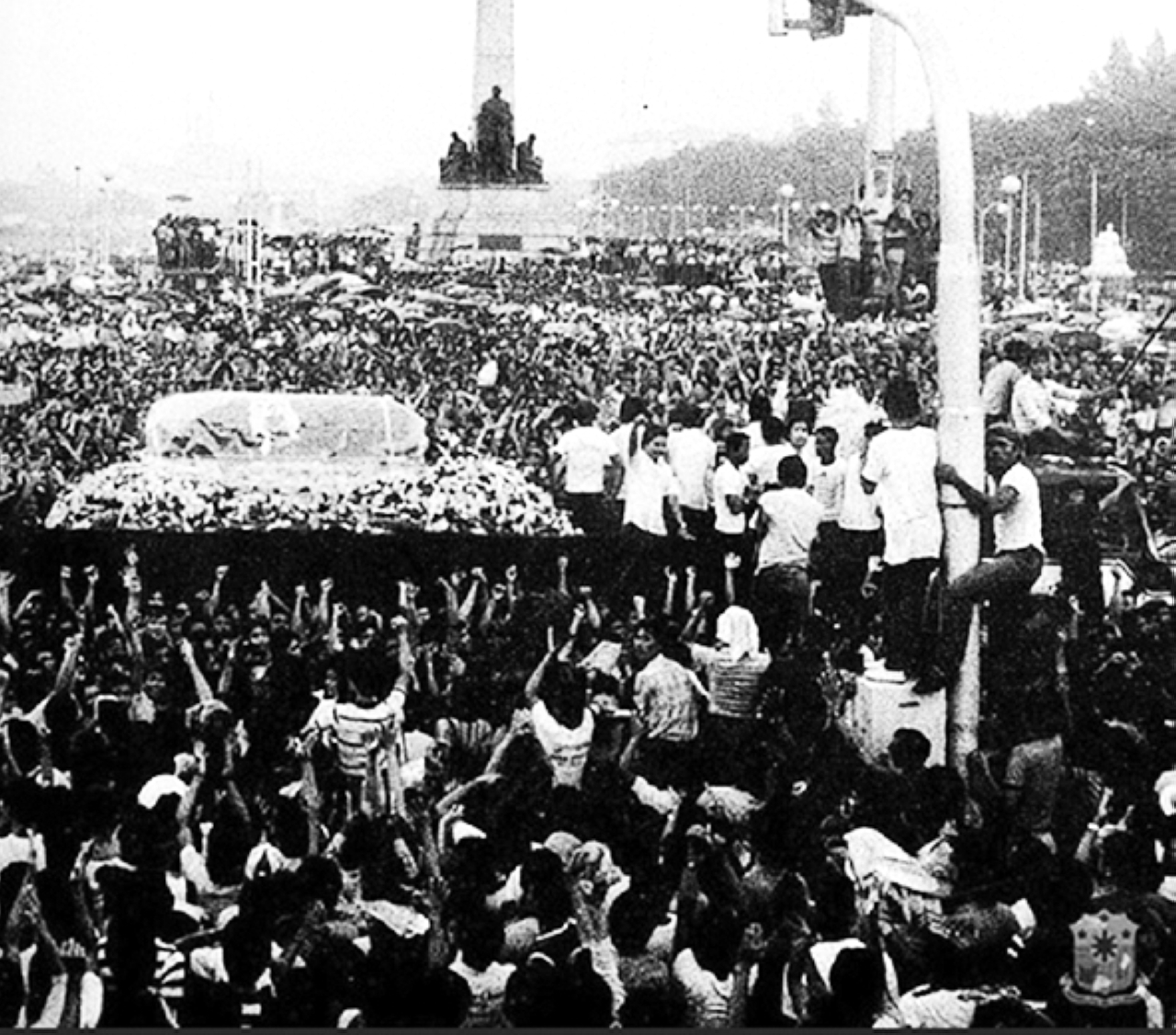 "1983 اغتيال زعيم المعارضة في الفلبين بنينو أكينو في مانيلا بعد ثلاث سنوات قضاها في المنفى."