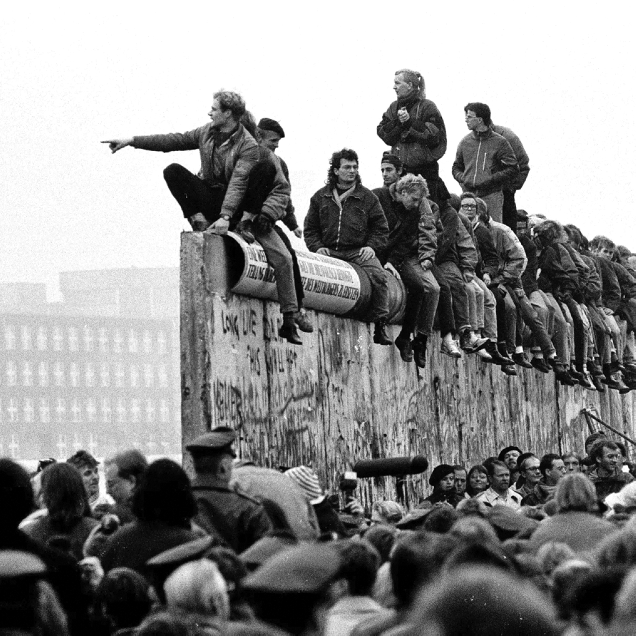 "1990 ألمانيا الديمقراطية وألمانيا الاتحادية تعلنان نيتهما الاتحاد في 3 أكتوبر من العام نفسه."