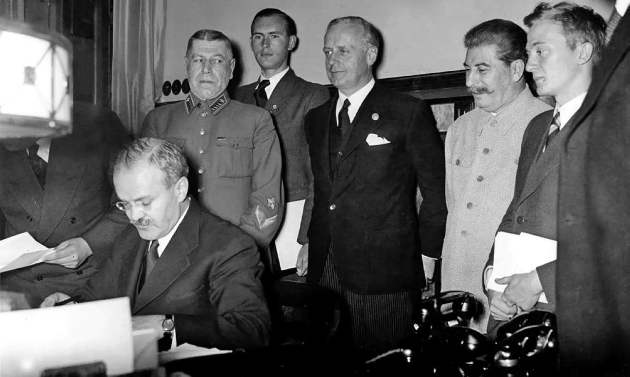 "1939 الاتحاد السوفييتي وألمانيا يوقعان في موسكو اتفاق مولوتوف-ريبنتروب (معاهدة عدم الاعتداء."