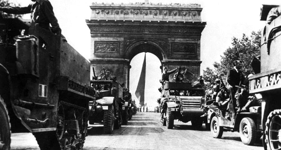 "1944تحرير باريس من الاحتلال الألماني وبداية إسدال الستار على الحرب العالمية الثانية."
