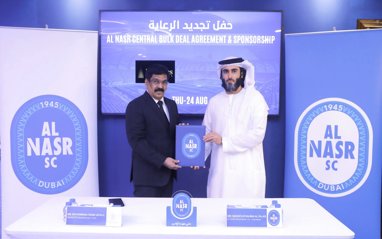 "منصور الفلاسي ومحمد فاياليل بعد مراسم التوقيع | تصوير: عاطف الغمري"