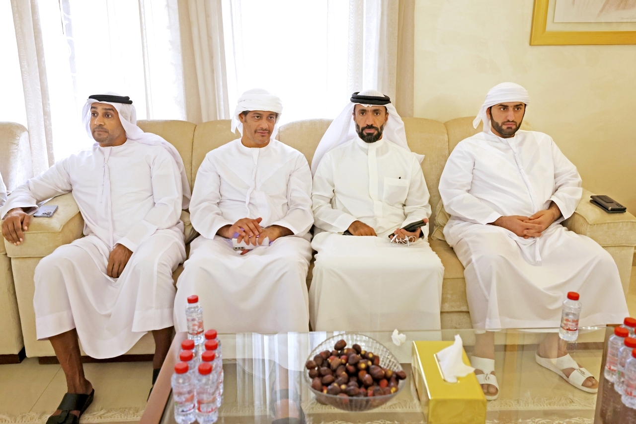 "أحفاد الفقيد خلال العزاء"