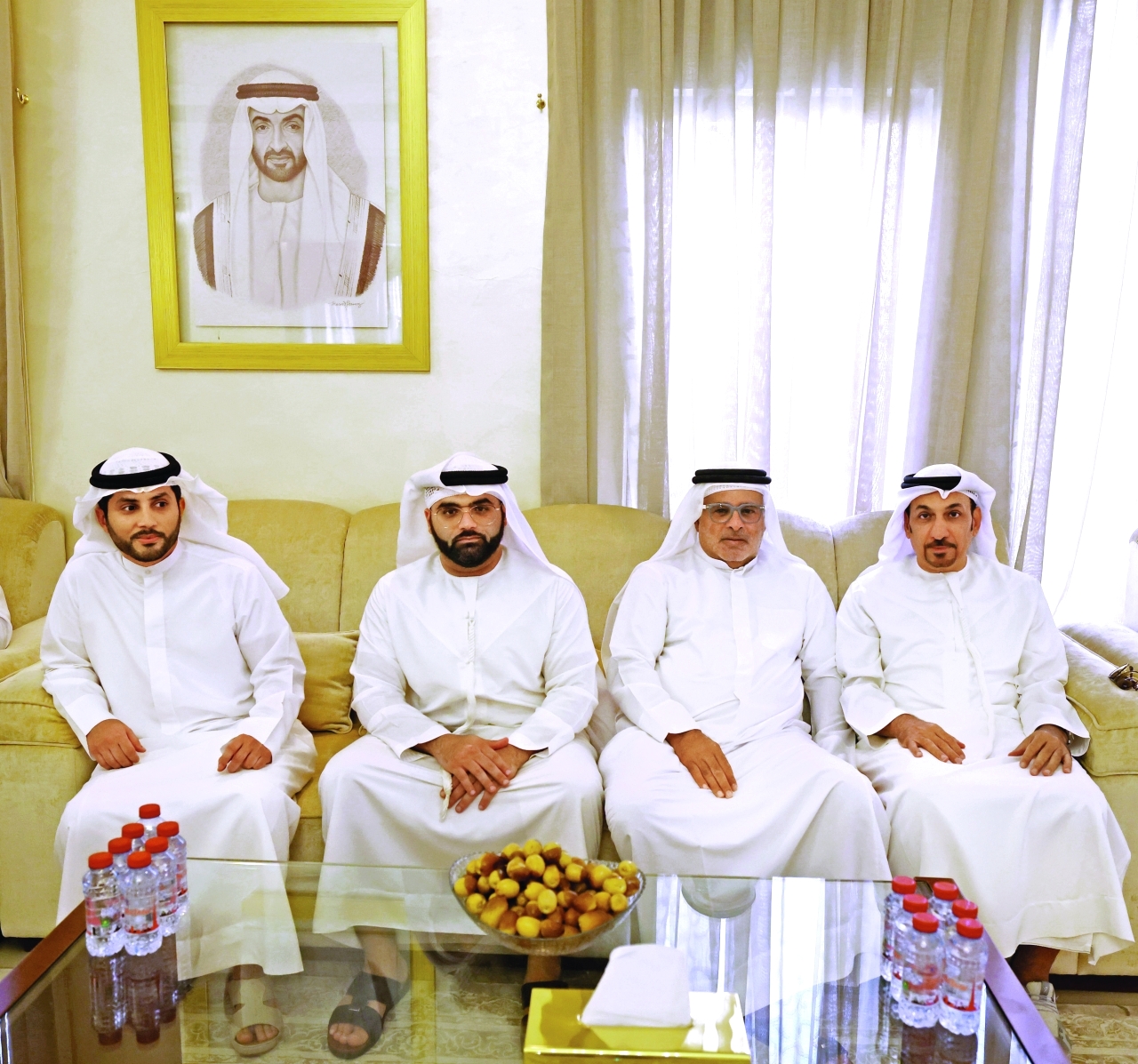 "عادل الغيث مقدماً واجب العزاء إلى عيسى بن حارب وأبناء الفقيد"