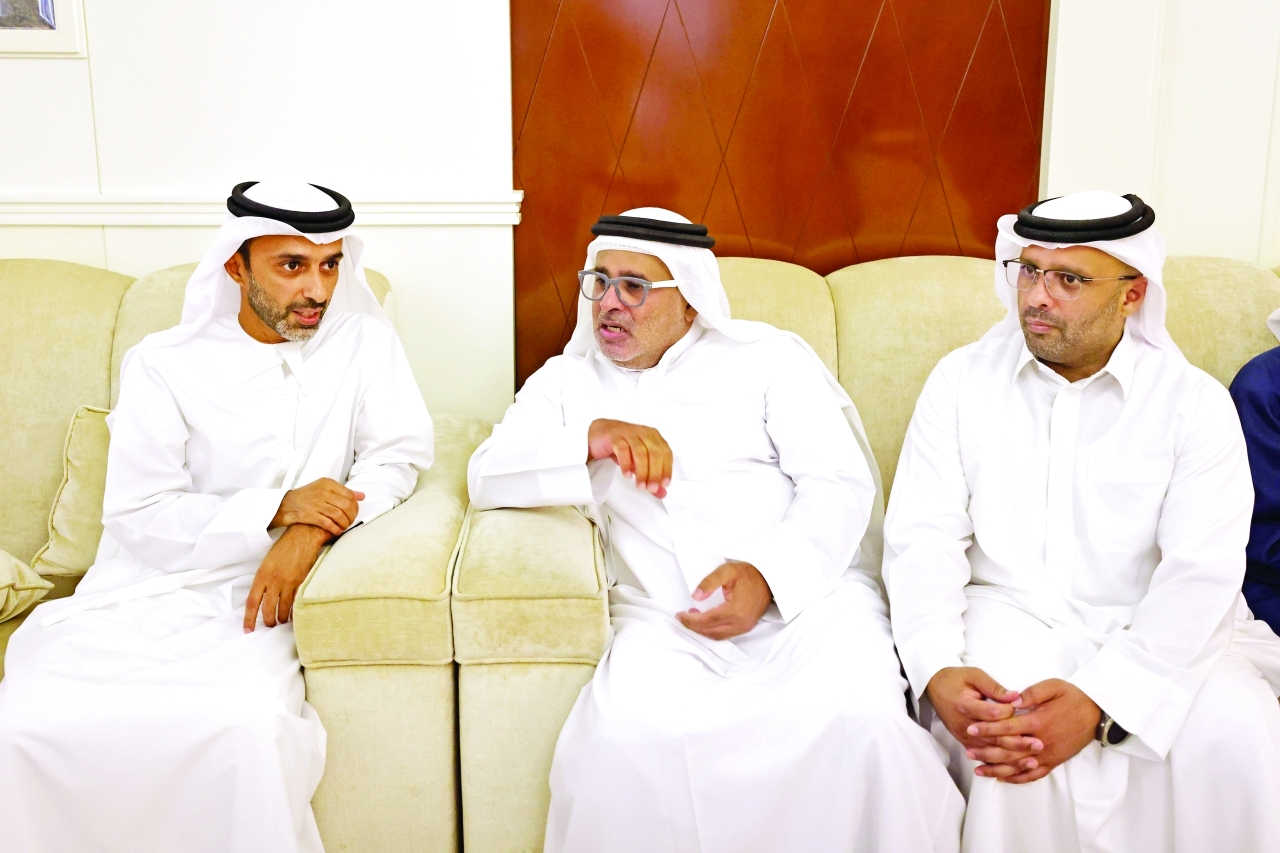"أحمد النعيمي خلال تقديم واجب العزاء إلى عيسى وسيف بن حارب المهيري | تصوير: إبراهيم صادق"