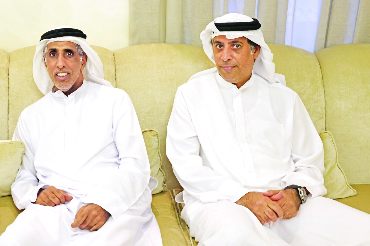"عدد من أقارب الفقيد خلال العزاء"