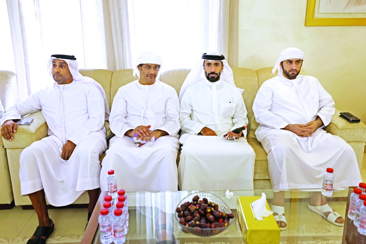 "أحفاد الفقيد خلال العزاء"
