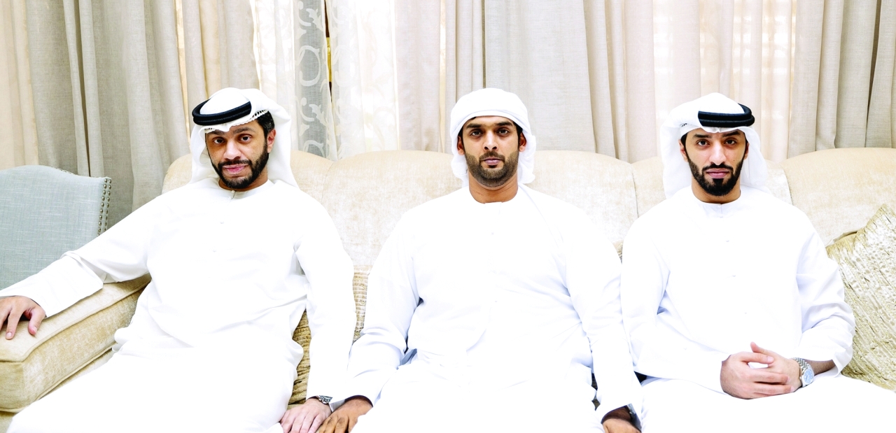 "أحمد المزروعي وعبدالله المنصوري وعبدالله بن حاضر خلال مجلس العزاء"