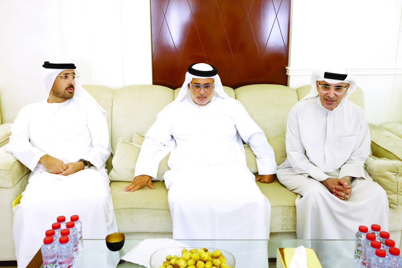 "جمال مطر وسعيد بن حميد خلال تقديم واجب العزاء إلى عيسى بن حارب"