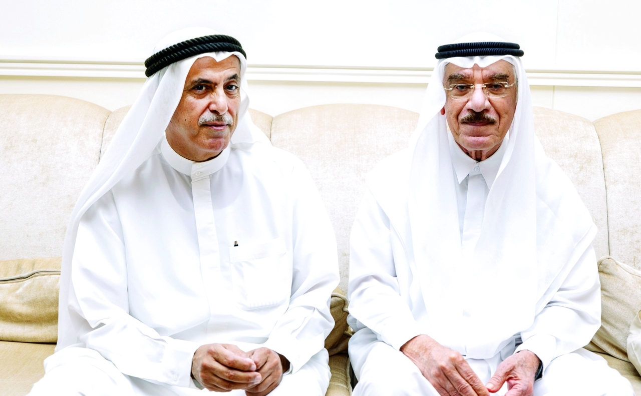 "يعقوب حسن ومحمد الغرير خلال العزاء"