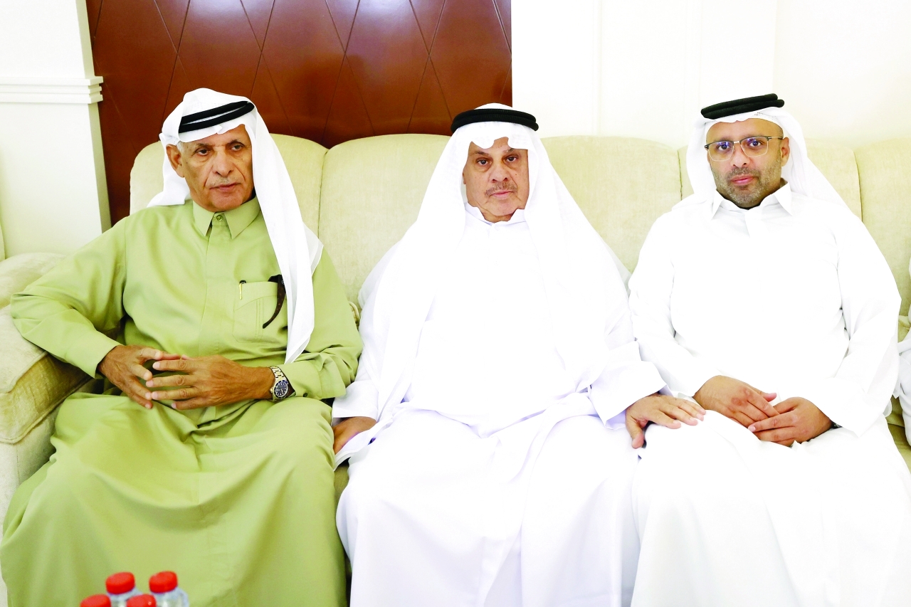 "محمد بن تميم وفاضل المزروعي خلال تقديم واجب العزاء إلى سيف بن حارب"