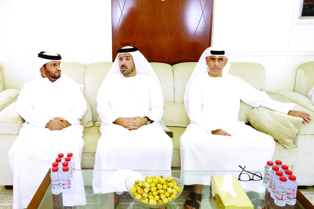 "سيف الجميري وسعيد بن حميد ومسعود المزروعي خلال العزاء"