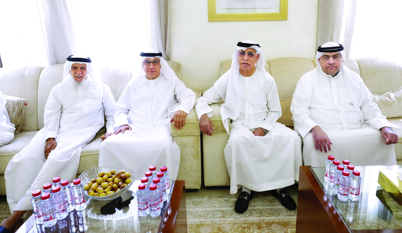 "أحمد المهيري وراشد بخيت وجاسم عبدالغفور وأحمد بن خرباش خلال العزاء"