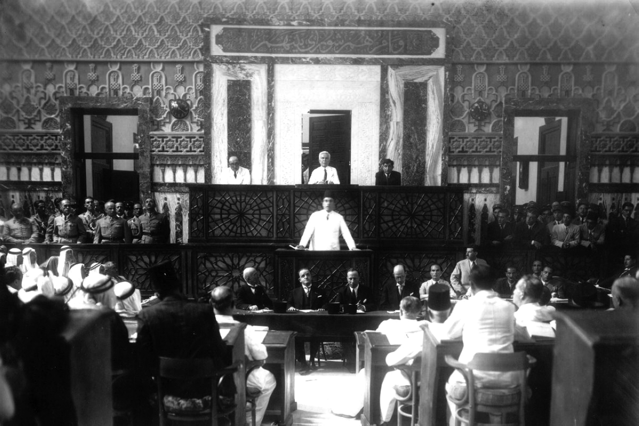 "1950 الجمعية التأسيسية السورية تُقر الدستور الجديد للبلاد وتعيد انتخاب هاشم الأتاسي رئيساً لسورياً."
