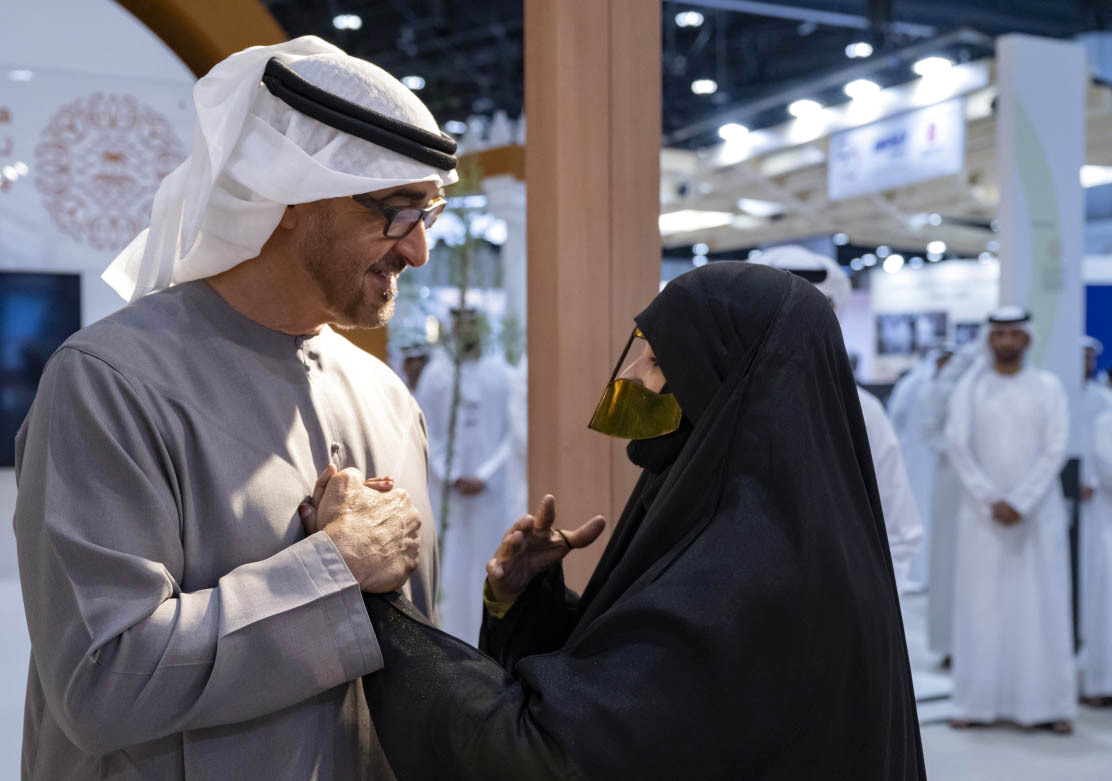 "رئيس الدولة متحدثاً مع إحدى العارضات خلال جولته في معرض أبوظبي للصيد والفروسية | تصوير: محمد الحمادي، وعبدالله النيادي"