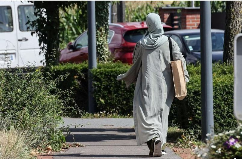 مدارس فرنسية تعيد فتيات ارتدين العباءة إلى منازلهن