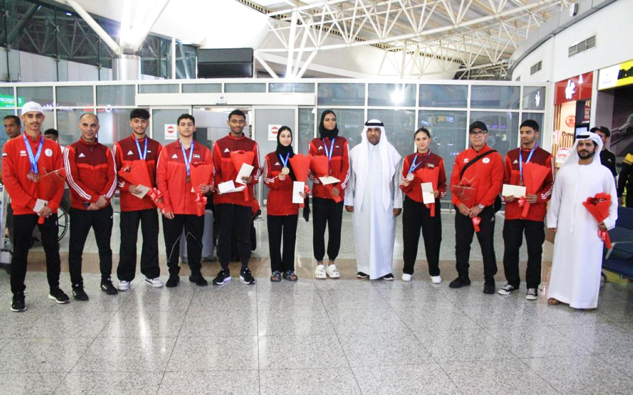 "ناصر الرزوقي خلال استقبال بعثة المنتخب | وام"