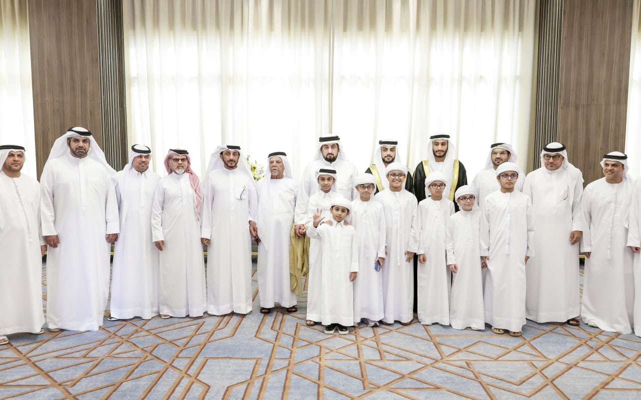 "أحمد بن محمد والعريسان راشد المهيري وسالم الرميثي وذووهما وجانب من حضور حفل الزفاف | تصوير: خليفة عيسى"