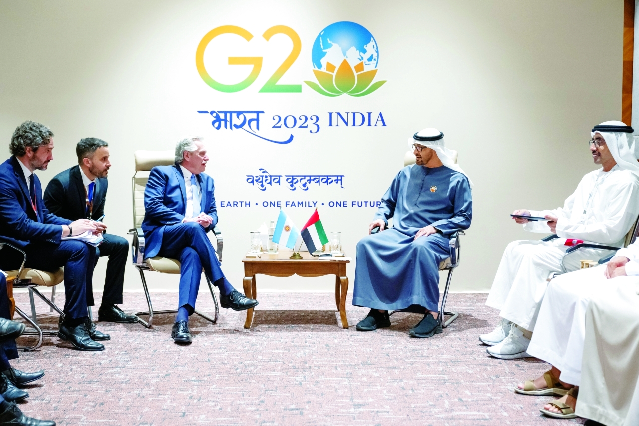 "رئيس الدولة خلال لقاء الرئيس الأرجنتيني بحضور عبدالله بن زايد"