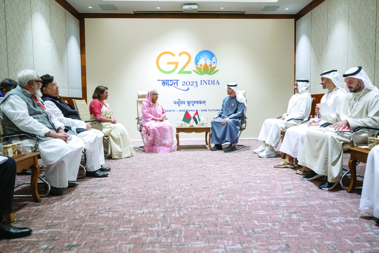 "رئيس الدولة خلال استقباله رئيسة وزراء بنغلادش بحضور عبدالله بن زايد وحمدان بن محمد بن زايد ومحمد بن حمد بن طحنون"