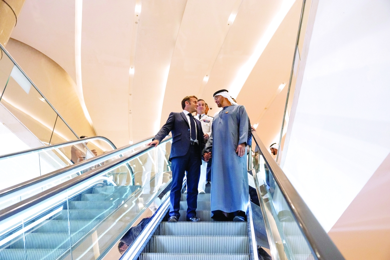 "محمد بن زايد وإيمانويل ماكرون"