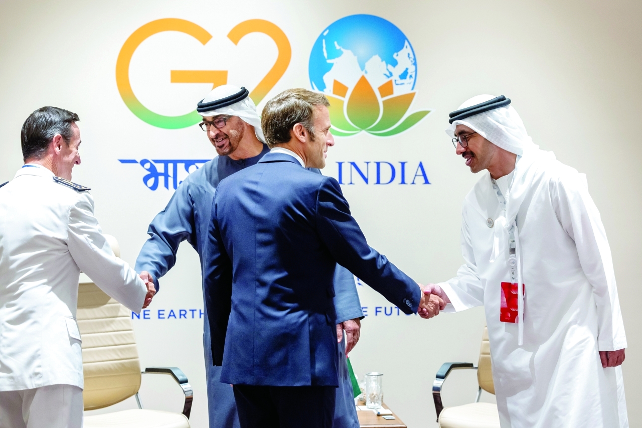 "محمد بن زايد أثناء لقاء إيمانويل ماكرون بحضور عبدالله بن زايد"