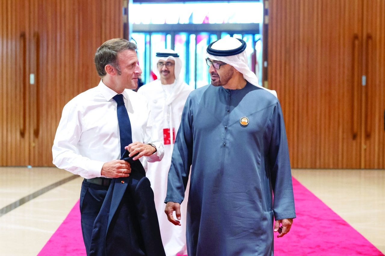 "محمد بن زايد في حديث مع إيمانويل ماكرون بحضور عبدالله بن زايد"